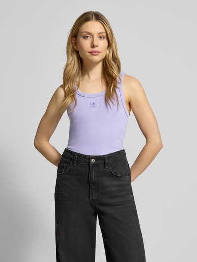 Frauenmodel trägt Slim Fit Tank Top aus Baumwoll-Mix Modell 'DATAMIA' von HUGO in Flieder, unifarben, Label-Schriftzug, Feinripp, Ganzkörperansicht von vorne.