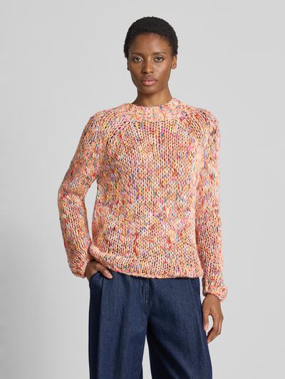 Frauenmodel trägt Regular Fit Pullover mit Schurwoll-Anteil in Strick-Optik von Rich & Royal, bunt meliert, Rundhalsausschnitt, Ganzkörperansicht von vorne. Elastischer Material-Mix, Damenpullover, strukturierte Textur, Rückenlänge und Ärmellänge gemäß Größe S.