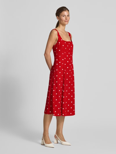 Vrouwenmodel draagt midi-jurk met linnen en viscose, getailleerd model, vierkante hals, brede bandjes, ritssluiting, ruglengte maat S 91 cm, borstwijdte 45 cm, Midikleid met Leinen-Anteil und Karree-Ausschnitt van Apricot, rode stof met witte stippen, helemaal te zien van voren.