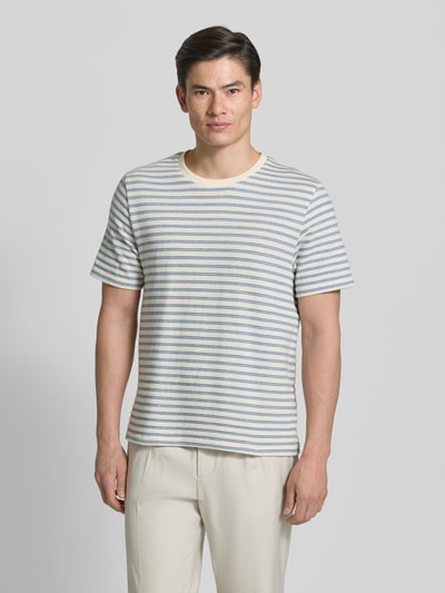 Mannenmodel draagt Regular Fit T-shirt uit katoenmix model 'KEVIN' van SELECTED HOMME met all-over gestreept motief, fijngebreid, ronde hals, korte mouw, voorkant volledige lichaamsopname.