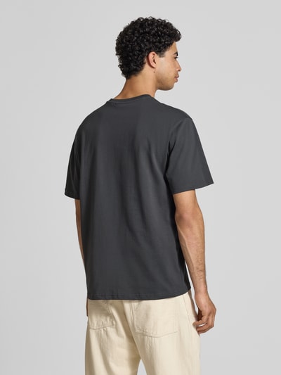 Männermodel trägt Relaxed Fit T-Shirt aus reiner Baumwolle Modell 'RICO' von Only & Sons, unifarben, kurzarm, Rückansicht Ganzkörperansicht.