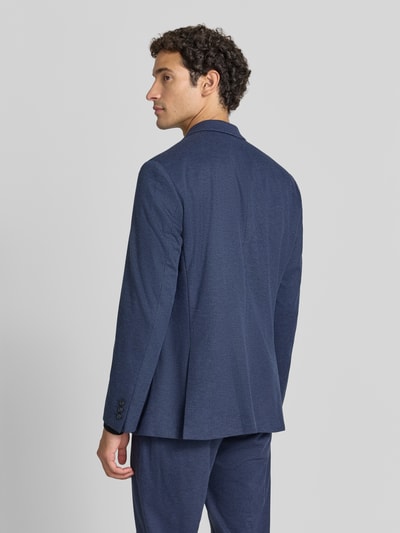 Männermodel trägt fein strukturiertes Slim Fit 2-Knopf-Sakko Modell 'Michel' von Pierre Cardin in Dunkelblau, Ganzkörperansicht Rückansicht. Material-Mix mit Viskose-Anteil, Reverskragen, aufgesetzte Taschen.