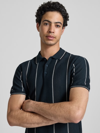 Männermodel trägt Slim Fit Poloshirt mit Knopfleiste Modell 'AVEN' von Blend, Reine Baumwolle, dunkles Design mit hellen Streifen, Nahaufnahme Oberkörper. Rückenlänge bei Größe M: 71 cm.