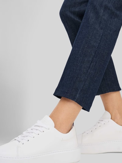 Frauenmodel trägt Straight Fit Jeans im 5-Pocket-Design Modell 'MAY' von Brax aus Baumwoll-Mix mit Stretch-Anteil, Nahaufnahme Unterbein.