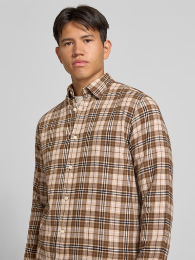 Männermodel trägt Regular Fit Freizeithemd mit Kentkragen Modell 'FIELD' von JACK & JONES, kariertes Muster in Braun und Beige, reine Baumwolle, Nahaufnahme Oberkörper, Rückenlänge 75 cm, Schulterbreite 48 cm, Ärmellänge 65 cm.