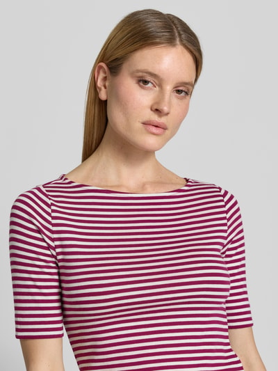 Frauenmodel trägt T-Shirt mit U-Boot-Ausschnitt und Label-Detail von Zero, Baumwoll-Mix mit Stretch-Anteil, Gerade, 3/4-Arm, Nahaufnahme Oberkörper.