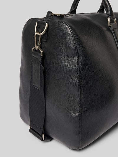 Produktfoto, Weekender mit abnehmbarem Schulterriemen von CK Calvin Klein in Schwarz mit Label-Detail, Tragehenkel, strukturierter Leder-Optik, Hauptfach mit Reißverschluss, Maße: 46 cm Breite, 27 cm Länge, 21 cm Tiefe, Schulterriemen 78 cm.
