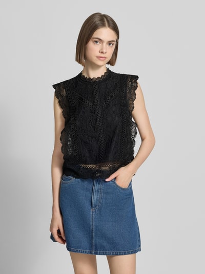 Frauenmodel trägt Slim Fit Blusentop mit Baumwoll-Viskose-Lyocell-Anteil Modell 'KARO' von Only, Optik: Unifarben, Stehkragen, abstraktes Muster, Material-Mix, Nahaufnahme Oberkörper.