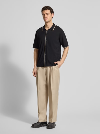 Männermodel trägt Regular Fit Freizeithemd in Strick-Optik Modell 'Apolo' von Matinique, schwarz-beige, Kurzarm, Baumwoll-Mix, Ganzkörperansicht von vorne.