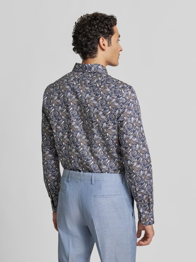 Männermodel trägt Slim Fit Businesshemd aus reiner Baumwolle Modell 'New Kent' von Seidensticker, Herren Businesshemd, Ganzkörperansicht Rückansicht.