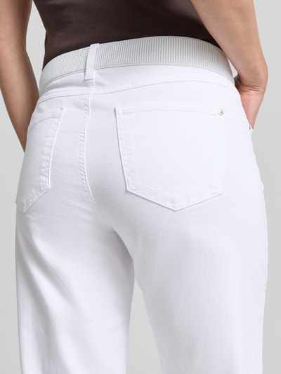Frauenmodel trägt Caprijeans mit elastischem Bund Modell 'Linn' von Angels aus weißem Baumwoll-Mix mit Stretch-Anteil, Eingrifftaschen, Verkürzte Passform, Nahaufnahme Rückansicht.