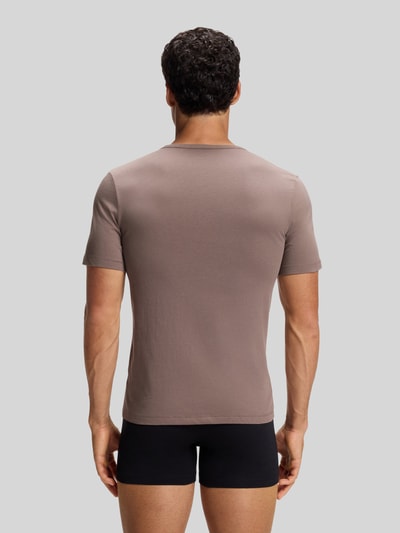 Männermodel trägt Regular Fit T-Shirt-Set aus reiner Baumwolle Modell 'T-SHIRT RN TRIPLET P' von HUGO, Herren T-Shirt-Set, Ganzkörperansicht Rückansicht.