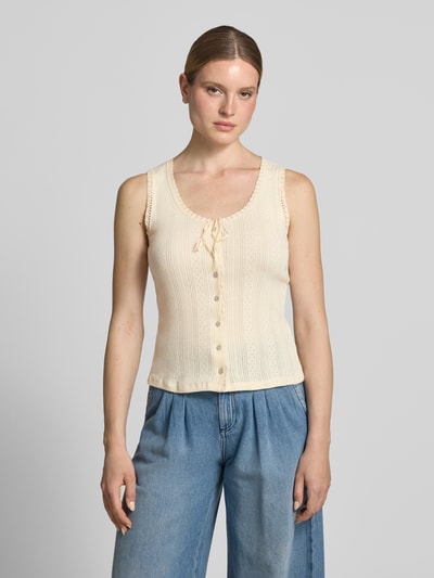 Vrouwenmodel draagt Trägertop met ronde hals en knoopsluiting van Jake*s Casual, puur katoen, slim fit, ruglengte bij maat S 52 cm, vooraanzicht busteshot