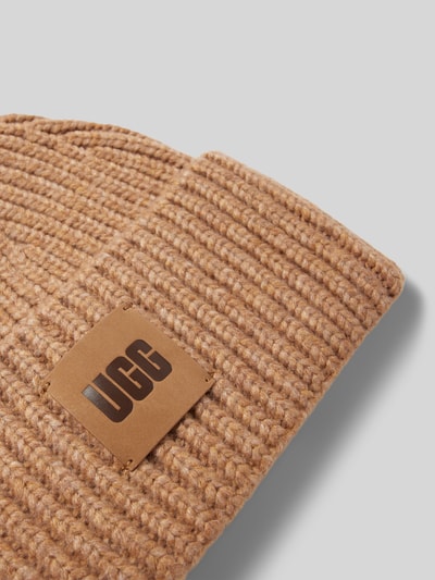 UGG Strickmütze mit Label-Patch und Woll-Anteil Camel 2