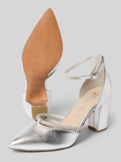 Produktfoto, srebrne Pumps mit Ziersteinbesatz von Marco Tozzi, czubek w szpic, pasek ze sprzączką, obcas blokowy, wysokość obcasa w rozmiarze 40: 8 cm, wysokość cholewki w rozmiarze 40: 10 cm, szerokość w rozmiarze 40: 6 cm, metaliczne kolory, gładka faktura.