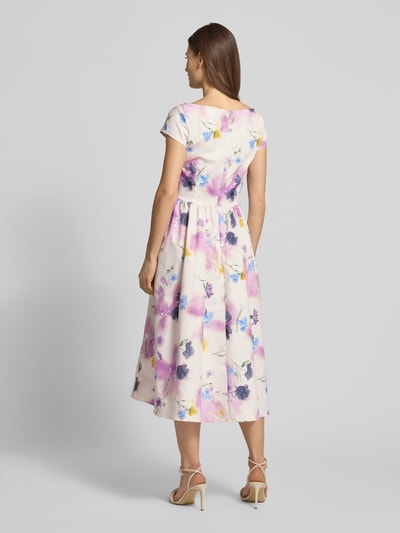 Modelka nosi Midikleid mit floralem Allover-Print Modell 'Bridgerton' od GUIDO MARIA KRETSCHMER WOMAN, bawełna, krój regular fit, kolorowy nadruk kwiatowy, lekko taliowany fason, długość pleców w rozmiarze 36: 108 cm, szerokość w rozmiarze 36: 35 cm, krótkie rękawy, widok całej sylwetki z tyłu