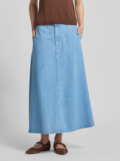 Frauenmodel trägt Maxirock in Denim-Optik mit Lyocell-Anteil von comma, hellblauer Baumwoll-Mix, A-Linie, Nahaufnahme Unterkörper.