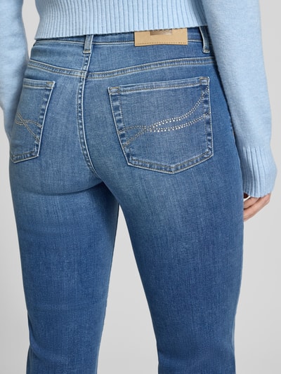 Frauenmodel trägt Jeans mit 5-Pocket-Design von Liu Jo White, blauer Baumwoll-Mix mit Stretch, Slim Fit, Ganzkörperansicht Rückansicht.