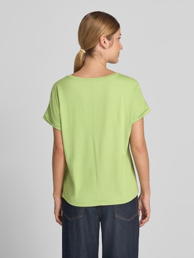 Frauenmodel trägt T-Shirt aus Viskose-Mix mit Rundhalsausschnitt von Christian Berg Woman in Hellgrün, glatte Textur, Rückenansicht, Ganzkörperansicht Rückansicht. Regular Fit, Kappärmel, Rückenlänge bei Größe S 58 cm, Viskose-Mix mit Stretch-Anteil.