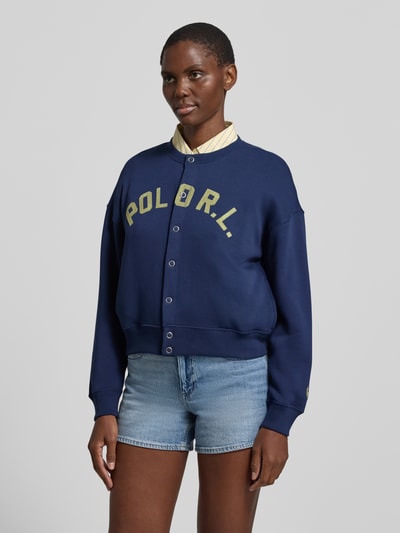 Vrouwenmodel draagt Sweatjacke mit Label-Print und Knopfleiste van Polo Ralph Lauren in katoenmix, relaxed fit, ronde hals, labelprint, blauwe kleur, vooraanzicht van het volledige bovenlichaam