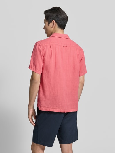 Męski model nosi Regular Fit Leinenhemd mit Brusttasche und Label-Stitching od Gant w kolorze różowym, len, kołnierz z połami, brustasza, wyhaftowane logo, długość tyłu w rozmiarze M: 69 cm, szerokość w rozmiarze M: 48 cm, długość rękawów w rozmiarze M: 24 cm, widok całej sylwetki od tyłu.