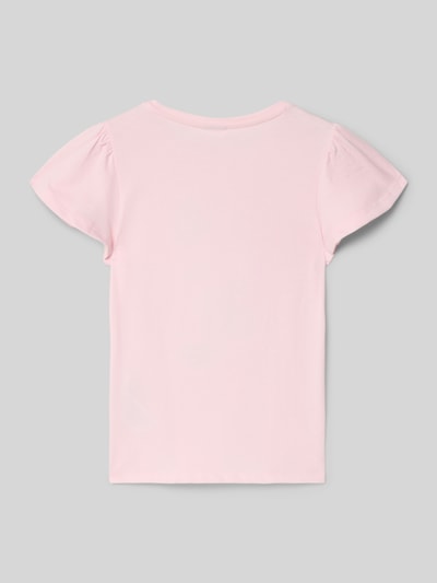 Mädchen trägt Regular Fit T-Shirt aus reiner Baumwolle von s.Oliver RED LABEL, rosa, unifarben, Kurzarm, Rundhals, Ganzkörperansicht Rückansicht