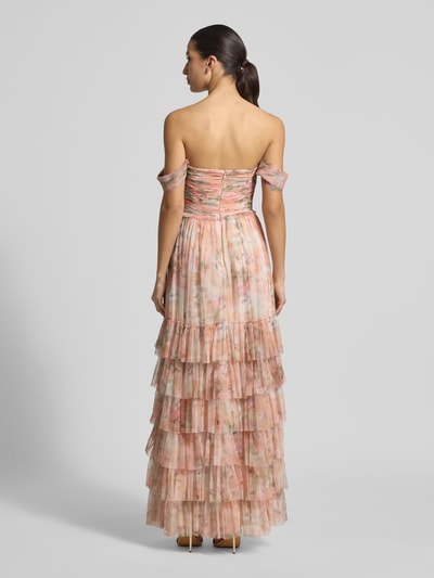 Modelka nosi sukienkę wieczorową 'Abendkleid mit Carmen-Ausschnitt und Volantsaum' von Jake*s Cocktail z tiulu, linia a, długa sukienka, dekolt carmen, marszczenia, dół obszyty falbaną, zapięcie na haftkę i zamek błyskawiczny z tyłu, długość tyłu w rozmiarze 36: 150 cm, szerokość w rozmiarze 36: 39 cm, pastelowy wzór, delikatna struktura tkaniny, widok całej sylwetki z tyłu.