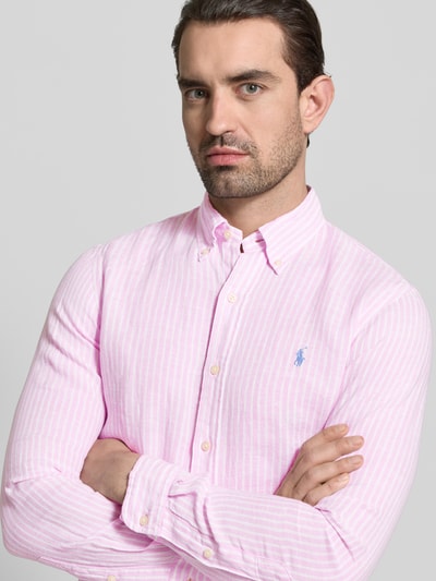 Männermodel trägt Regular Fit Freizeithemd aus reinem Leinen von Polo Ralph Lauren, Two-Tone-Optik, gestreift, Logo-Detail, Nahaufnahme Oberkörper.