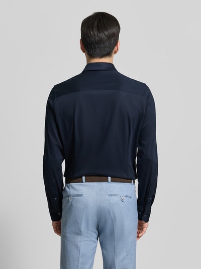 Männermodel trägt Slim Fit Business-Hemd mit Kentkragen von Roy Robson aus puur katoen, knoopsluiting, sportmanchet, ruglengte 74 cm, schouderbreedte 44 cm, mouwlengte 68 cm, effen donkerblauw, rechte lijnen, gladde textuur, Ganzkörperansicht Rückansicht.