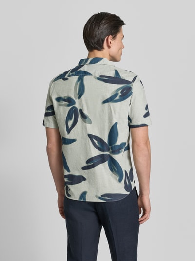 Męski model ma na sobie Casual Fit Freizeithemd im Allover-Look od OLYMP Level Five, bawełna, deseń roślinny, krój casual fit, krótkie rękawy, szaro-niebieskie liście, szerokość w rozmiarze M 46 cm, długość pleców 72 cm, szerokość ramion, ujęcie całej sylwetki z tyłu.