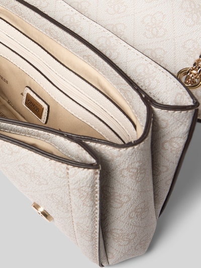 Productfoto, handtasche met logo-applicatie model 'NOELLE II' van guess in beige met logomotief, hoofdvak met magneetsluiting, draagband, schouderband, breedte 25 cm, lengte 18 cm, diepte 7 cm, bandlengte 73 cm, detailopname binnenvak en structuur