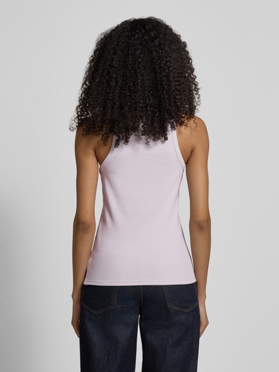 Frauenmodel trägt Regular Fit Tank Top aus Baumwoll-Mix Modell 'C_EPETITE' von BOSS Orange in Rosa, Rippstruktur, Ganzkörperansicht Rückansicht.