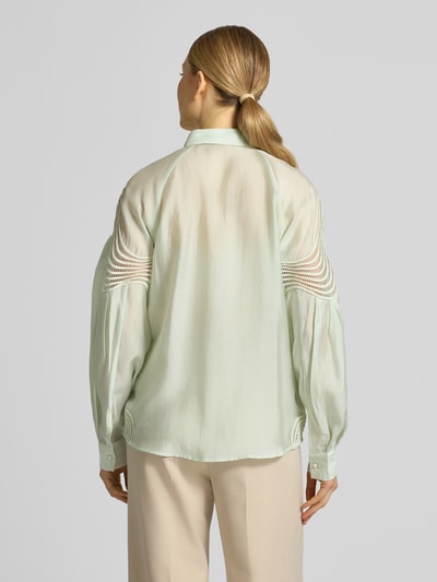 Vrouwenmodel draagt Regular Fit blouse met overhemdkraag, model 'MOLLY' van Copenhagen Muse, ruglengte maat S 67 cm, mouwlengte 76 cm, geheel in mintgroen met sierlijke texturen op mouwen, Ganzkörperansicht Rückansicht.