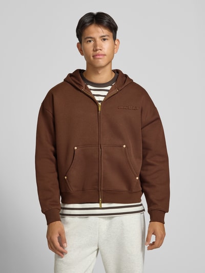Männermodel trägt Sweatjacke mit Kapuze von ANOTHER COTTON LAB in Braun, lockerer Schnitt, Baumwoll-Mix, Vorderansicht, Nahaufnahme Oberkörper.