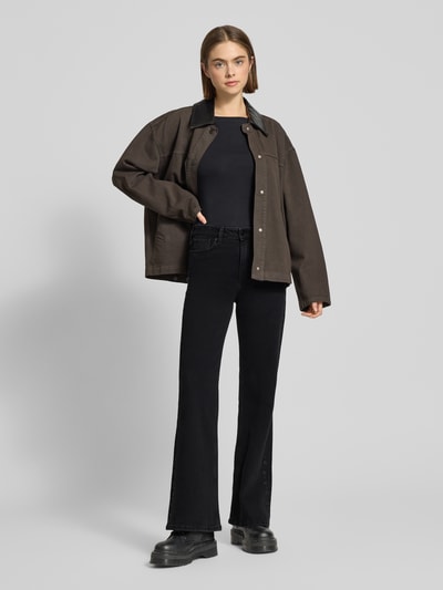 Frauenmodel trägt Bootcut Jeans aus Baumwoll-Mix Modell 'WILLA' von Pepe Jeans, Optik: Unifarben, 5-Pocket-Design, Ganzkörperansicht von vorne.