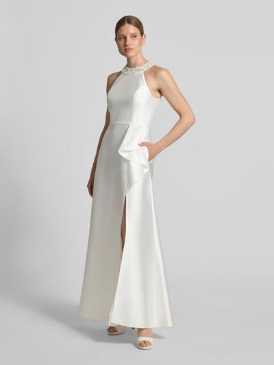Frauenmodel trägt Maxikleid aus Satin mit Perlen von Adrianna Papell, A-Linie, Rundhalsausschnitt, Volants, cremeweiß, Ganzkörperansicht von vorne.