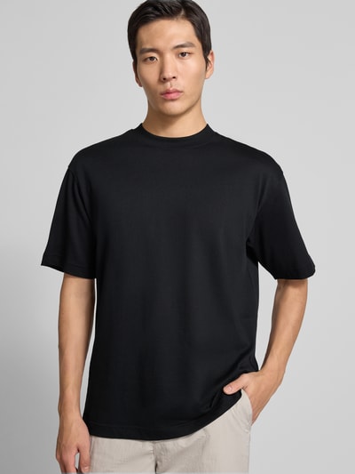 Männermodel trägt Regular Fit T-Shirt aus Baumwoll-Mix Modell 'TEETIM' von BOSS Orange, Optik: Unifarben, Label-Print, Rundhals, Ganzkörperansicht von vorne.