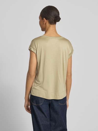 Vrouwenmodel draagt T-Shirt met fixiertem Ärmelaufschlag Modell 'Sosilla' van OPUS, regular fit, zuiver viscose, ruglengte 55 cm, Ganzlichaamsaanzicht achteraan.