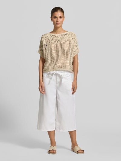 Vrouwenmodel draagt gebreide pullover met boothals en 1/2-mouwen van katoenmix, relaxed fit, ruglengte maat 36: 45 cm, mouwlengte 4 cm, Strickpullover mit U-Boot-Ausschnitt und 1/2-Arm van Oui, lichtbeige, grofgebreide structuur, Ganzkörperansicht van voren.
