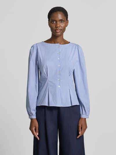 Vrouwenmodel draagt Bluse aus Baumwoll-Mix mit Peplum-Saum van Rich & Royal in blauw-wit met dunne strepen, getailleerd, knoopsluiting, met lange mouwen, katoenmix, dames, ruglengte maat 36: 55 cm, mouwlengte maat 36: 64 cm, voorkant volledige lichaamsopname.