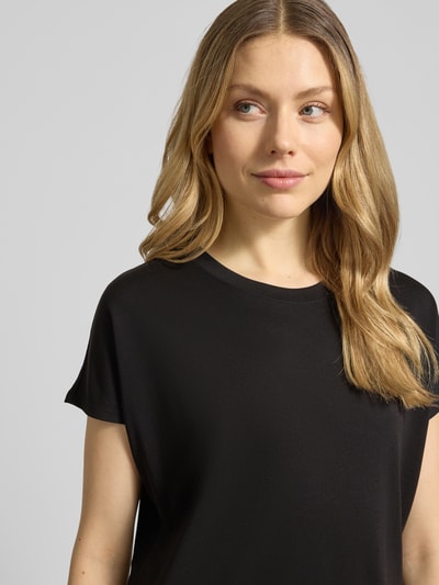 Kobiece model prezentuje t-shirt aus Modal-Mix mit Rundhalsausschnitt von Jake*s Collection, czarny, krój regular fit, damski t-shirt, okrągły dekolt, długość tyłu w rozmiarze S: 58 cm, zbliżenie na górną część ciała z przodu.