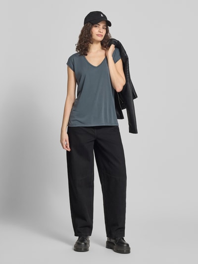 Kobiece modelka nosi Relaxed Fit T-Shirt aus Modal-Mix Modell 'KAMALA' von Pieces, kolor jednolity, krótki rękaw, dekolt V, materiał modal, całopostaciowy widok z przodu.