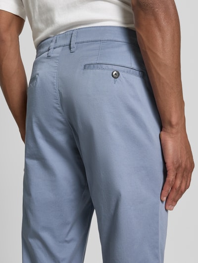 Männermodel trägt Regular Fit Chino mit Eingrifftaschen von Christian Berg Men aus Baumwoll-Elasthan-Mix, Detailaufnahme Rückansicht.