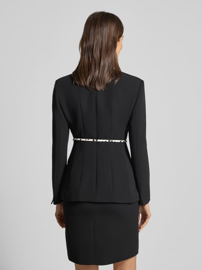 Kobiece model prezentuje taliowany czarny Taillierter Blazer mit extra Gürtel Modell 'QUINOA' od Max Mara Studio, widok całej sylwetki od tyłu.