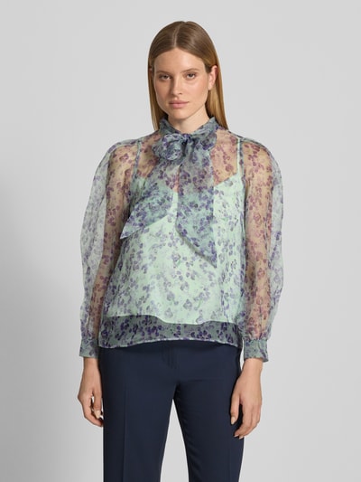Vrouwenmodel draagt Regular Fit strikblouse uit zijde van Marc Cain, all-over look in lila en blauw, semi-transparant, vooraanzicht bovenlichaam