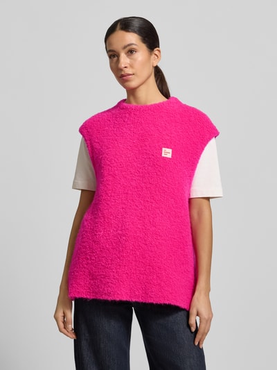 Vrouwenmodel draagt Loose Fit Pullunder Woll-Anteil Modell 'ZOLLY' van American Vintage, felroze, wol-mix met alpaca, vooraanzicht bovenlichaam.