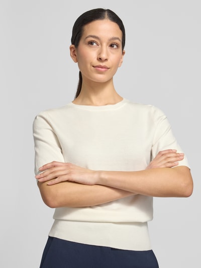 Vrouwenmodel draagt gebreid shirt uit viscosemix met ronde hals, regular fit, 1/2-mouwen van Betty Barclay, nahaufnahme bovenlichaam.
