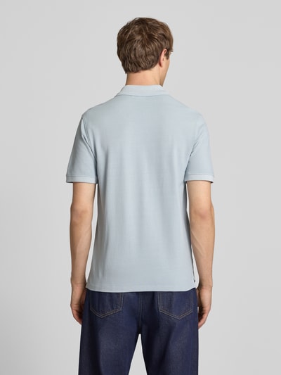Männermodel trägt Regular Fit Poloshirt aus reiner Baumwolle Modell 'OSCAR' von Pepe Jeans, Optik: Unifarben, Piqué, Ganzkörperansicht Rückansicht.
