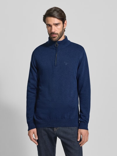 Mannelijk model draagt Regular Fit Schipperstrui uit puur katoen Model 'HALF ZIP' van Barbour, effen kleur, schipperskraag, applicatie met labelstitching, rits, lange mouw, geribd, knitwear, voorkant volledige lichaamsopname.