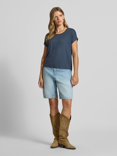 Frauenmodel trägt Regular Fit T-Shirt aus Viskose-Mix Modell 'MOSTER' von ONLY in Dunkelblau, kombiniert mit hellblauen Shorts, Ganzkörperansicht von vorne, Damen T-Shirt von ONLY.